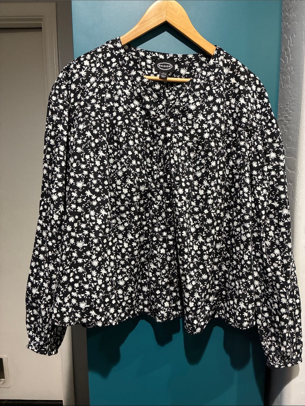 SCOOP Black & White Floral Blouse - Women's Long Sleeve Top size Large.